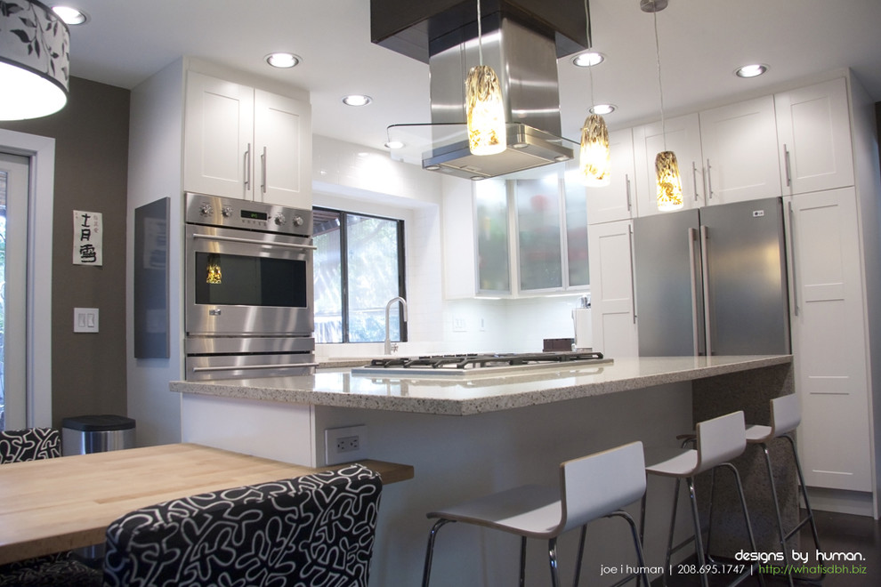 Стильный дизайн: кухня в современном стиле с черно-белыми фасадами и акцентной стеной - последний тренд