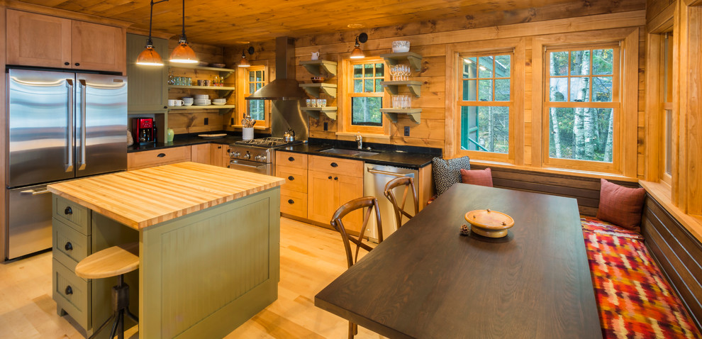 Kleine Urige Wohnküche in L-Form mit flächenbündigen Schrankfronten, hellen Holzschränken, Granit-Arbeitsplatte, hellem Holzboden und Kücheninsel in Sonstige