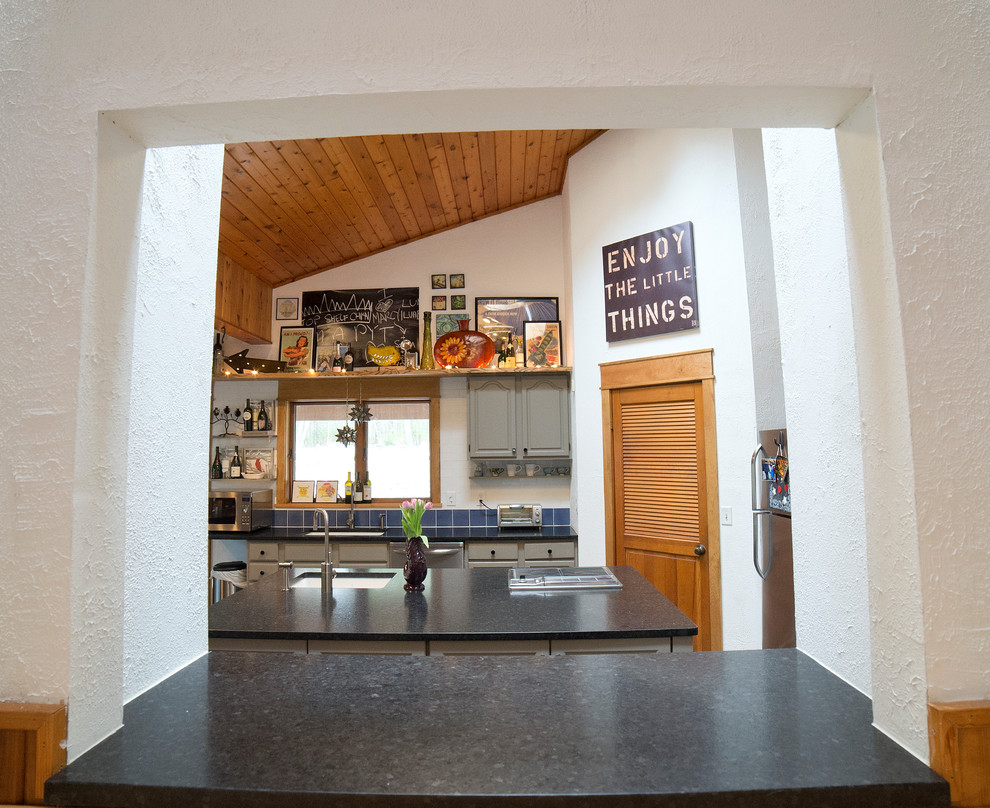 Idéer för avskilda, stora vintage l-kök, med en undermonterad diskho, luckor med upphöjd panel, grå skåp, granitbänkskiva, blått stänkskydd, stänkskydd i keramik, rostfria vitvaror, skiffergolv, en köksö och flerfärgat golv