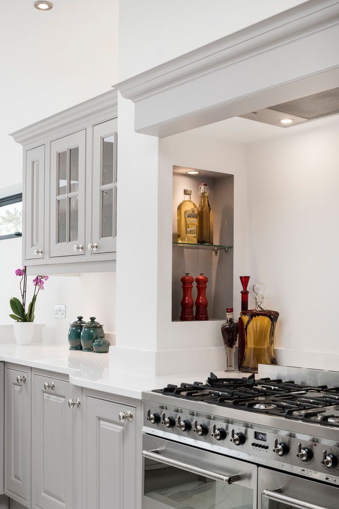 Immagine di una cucina classica di medie dimensioni con ante grigie, top in quarzite, elettrodomestici in acciaio inossidabile, pavimento in marmo e top giallo