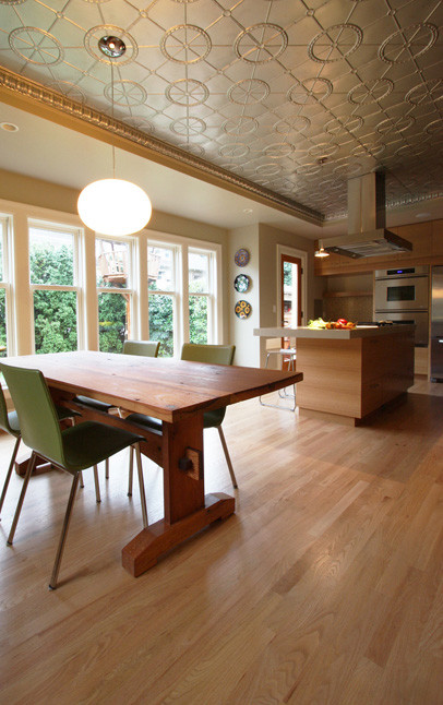 Inspiration for a modern kitchen in Portland.