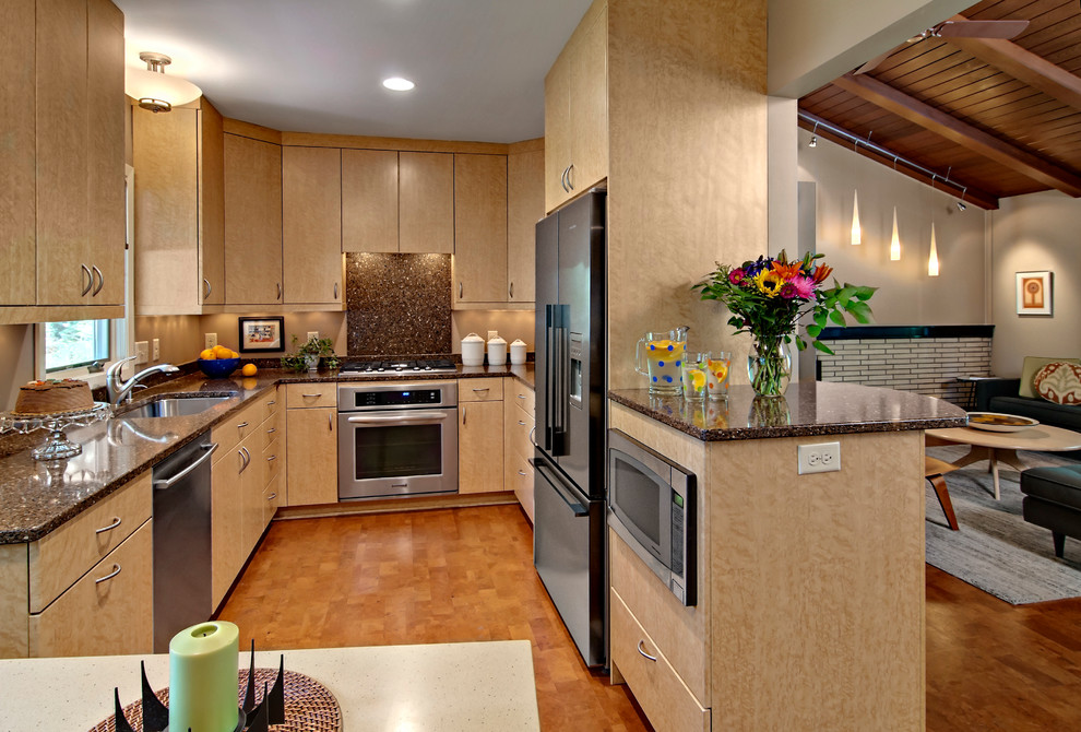 Foto di una cucina moderna di medie dimensioni con lavello sottopiano, ante lisce, ante in legno chiaro, top in quarzo composito, paraspruzzi grigio, elettrodomestici in acciaio inossidabile e pavimento in sughero