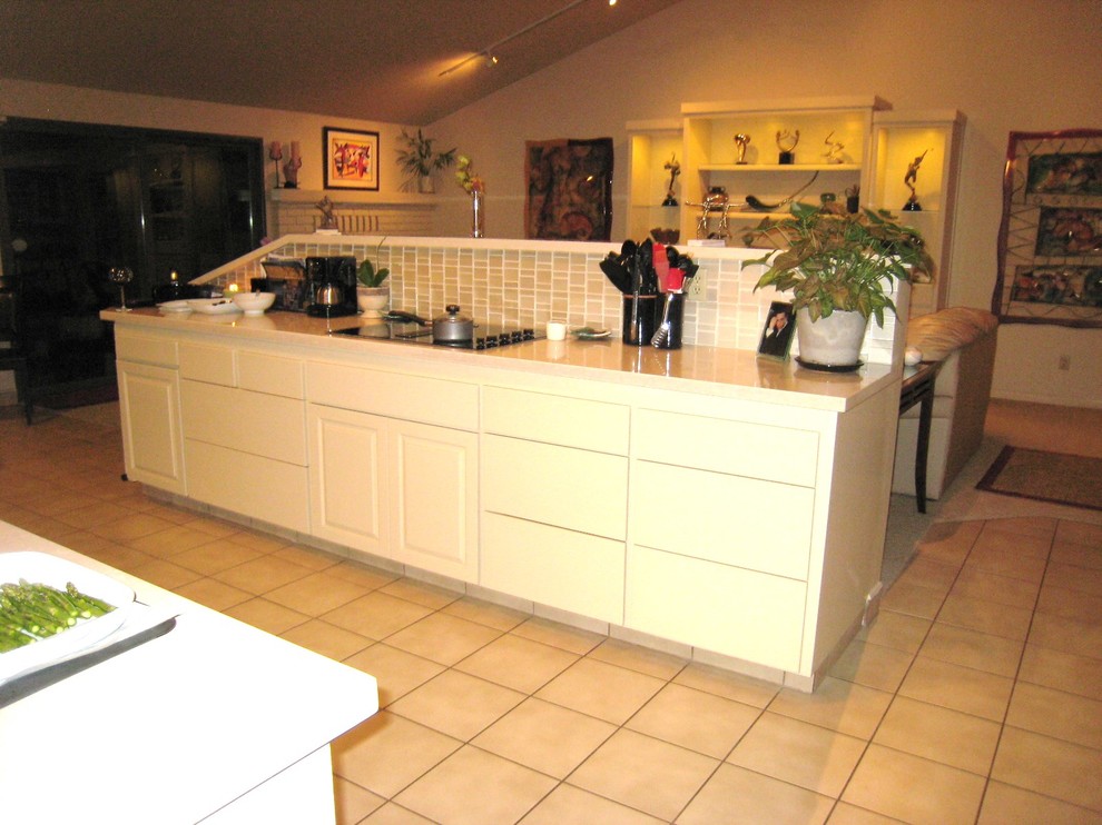 Foto på ett stort vintage kök med öppen planlösning, med en undermonterad diskho, luckor med upphöjd panel, vita skåp, bänkskiva i kvarts, beige stänkskydd, stänkskydd i glaskakel, svarta vitvaror och klinkergolv i porslin