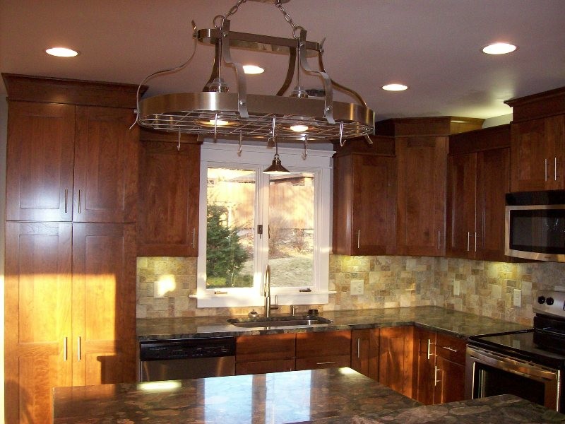 Exempel på ett mellanstort klassiskt kök, med en undermonterad diskho, skåp i shakerstil, skåp i mörkt trä, granitbänkskiva, flerfärgad stänkskydd, stänkskydd i stenkakel, rostfria vitvaror, klinkergolv i keramik och en köksö
