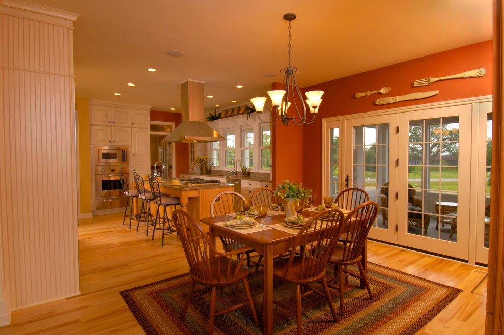 Пример оригинального дизайна: большая кухня-столовая в классическом стиле с светлым паркетным полом и коричневым полом
