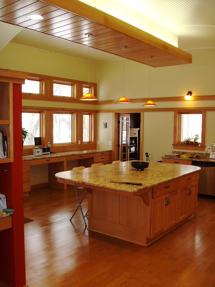 Idéer för stora lantliga kök med öppen planlösning, med en undermonterad diskho, skåp i mellenmörkt trä, granitbänkskiva, rostfria vitvaror, mellanmörkt trägolv och en köksö