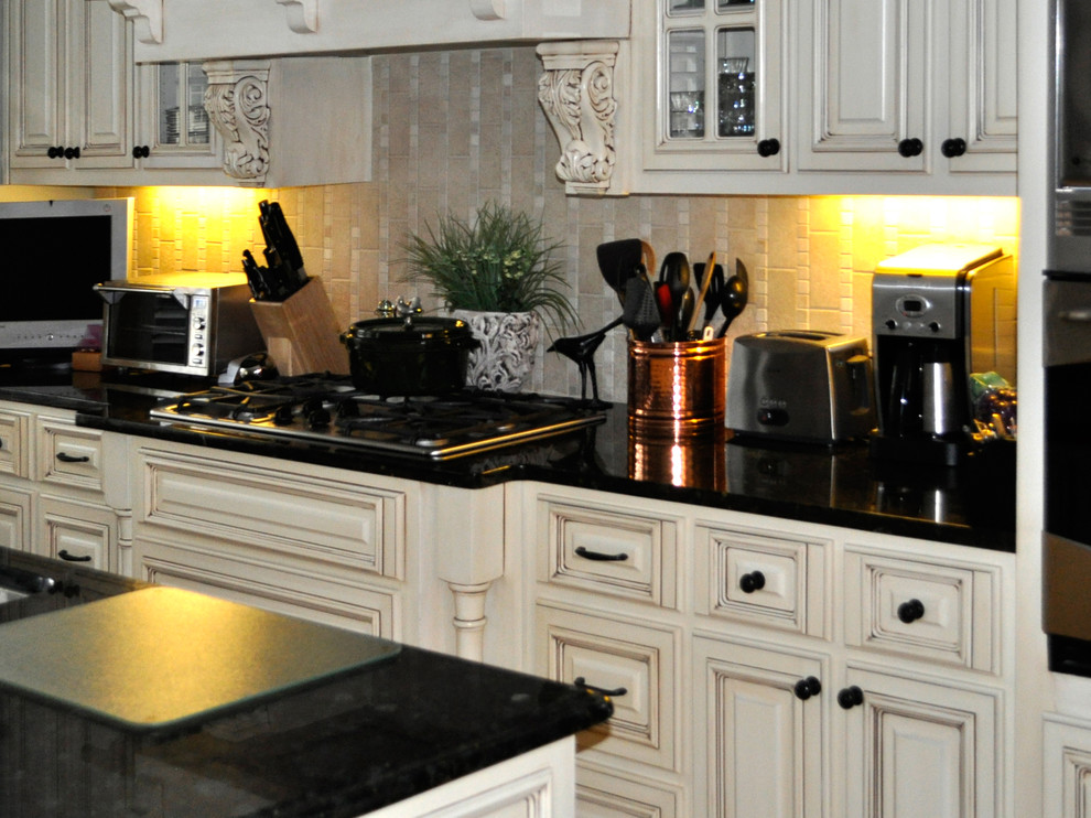 Updated Interior Living Room / Dining Room & Kitchen with Faux Painted