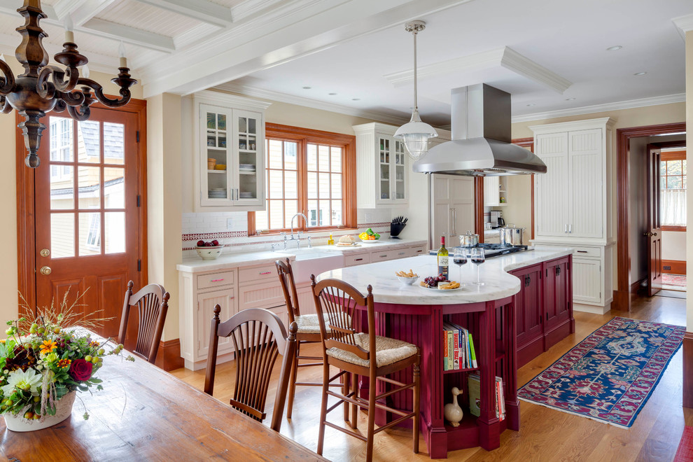 Idéer för att renovera ett vintage kök och matrum, med en rustik diskho, luckor med profilerade fronter, röda skåp, marmorbänkskiva, gult stänkskydd, stänkskydd i porslinskakel och integrerade vitvaror