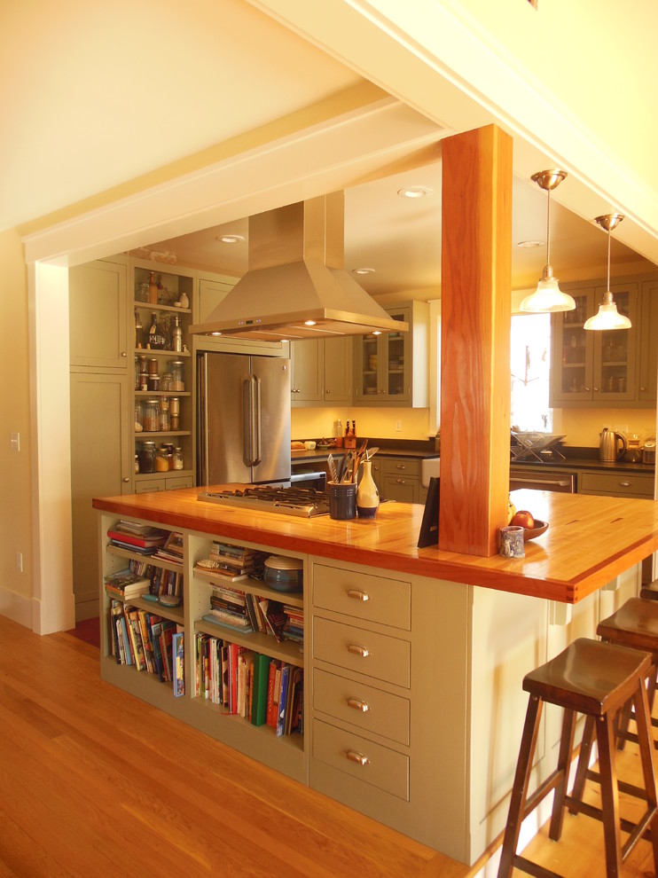 Exempel på ett mellanstort modernt kök, med en rustik diskho, skåp i shakerstil, gröna skåp, rostfria vitvaror, ljust trägolv, en köksö och träbänkskiva