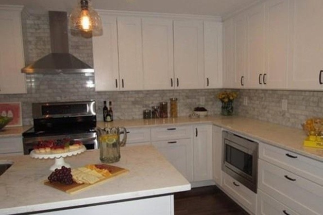Idéer för att renovera ett funkis kök, med en dubbel diskho, skåp i shakerstil, vita skåp, marmorbänkskiva, flerfärgad stänkskydd, stänkskydd i stenkakel, rostfria vitvaror, mörkt trägolv och en köksö
