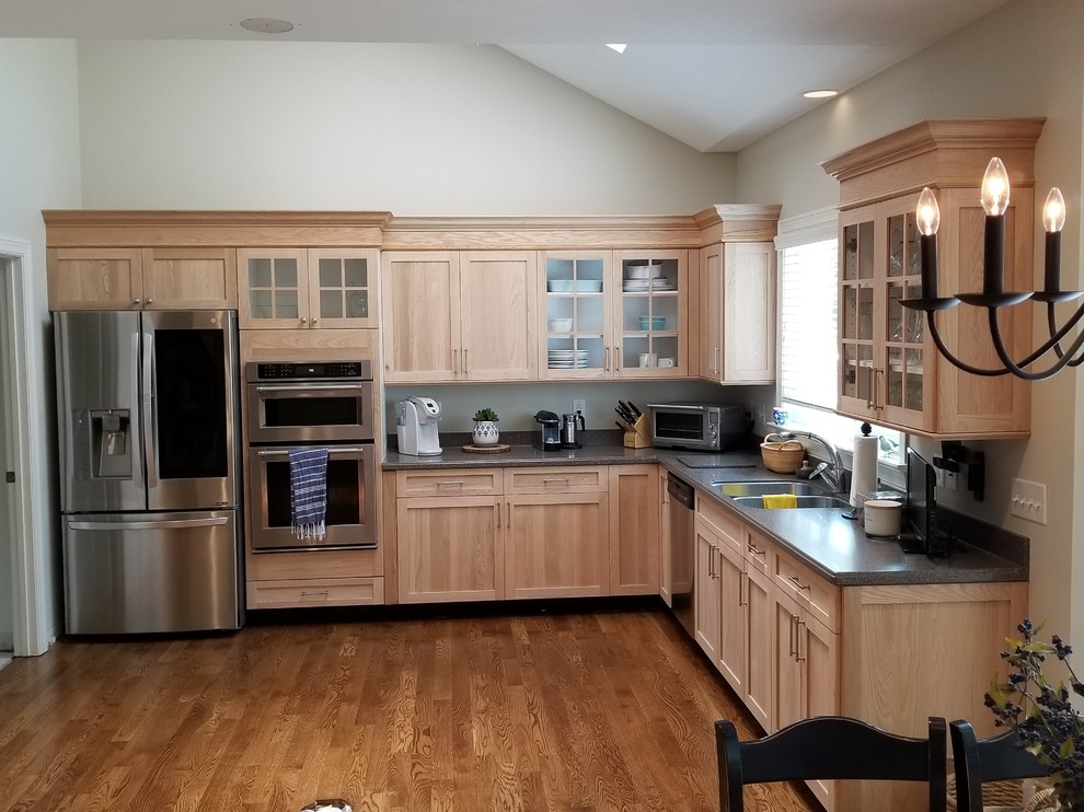Photo of a medium sized traditional l-shaped kitchen/diner in St Louis with an island.