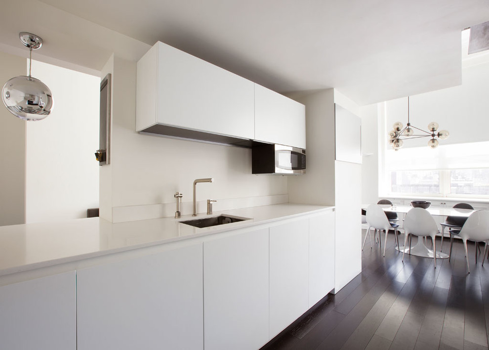 Идея дизайна: кухня в современном стиле с обеденным столом, врезной мойкой, плоскими фасадами, черно-белыми фасадами и окном