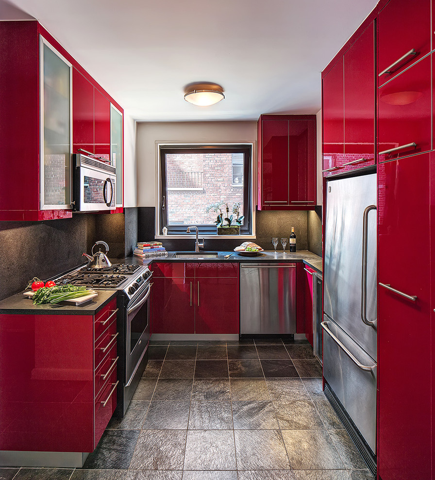 Immagine di una cucina ad U minimal chiusa con lavello sottopiano, ante lisce, ante rosse e elettrodomestici in acciaio inossidabile