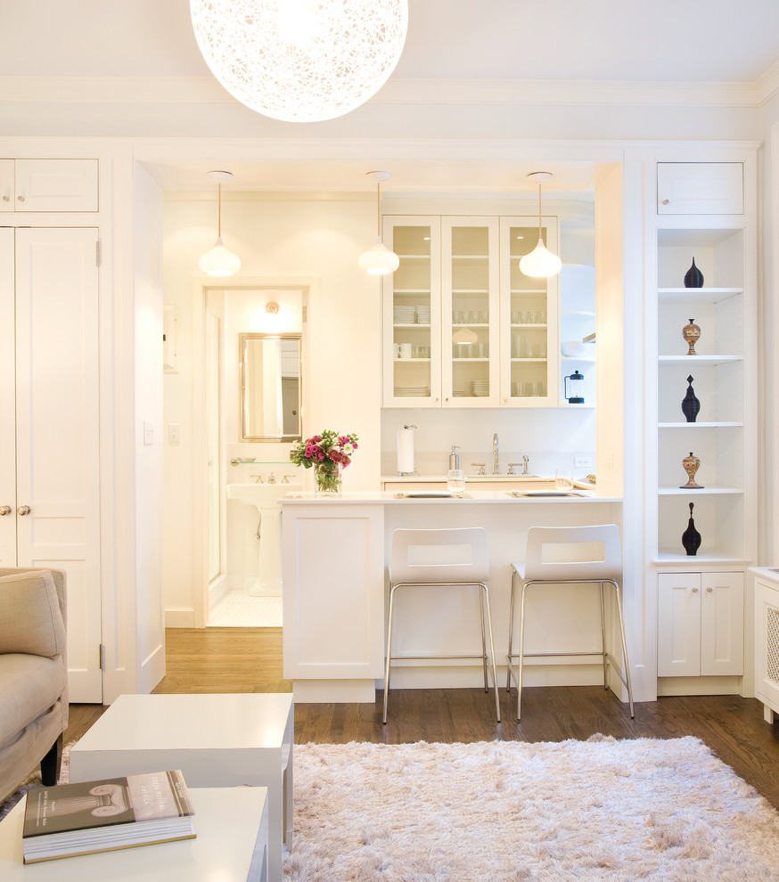 Foto på ett litet funkis kök, med vita skåp, en undermonterad diskho, skåp i shakerstil, bänkskiva i kvarts, rostfria vitvaror, ljust trägolv, en halv köksö, brunt golv och vitt stänkskydd