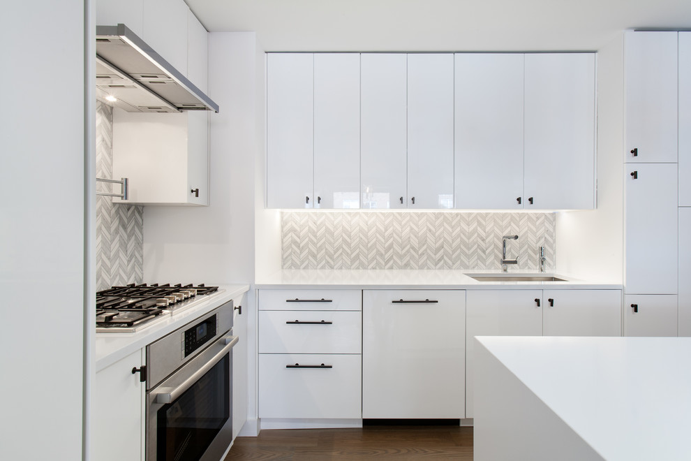 Modern inredning av ett stort kök, med en undermonterad diskho, släta luckor, vita skåp, bänkskiva i koppar, flerfärgad stänkskydd, stänkskydd i stickkakel, rostfria vitvaror, mellanmörkt trägolv och en köksö