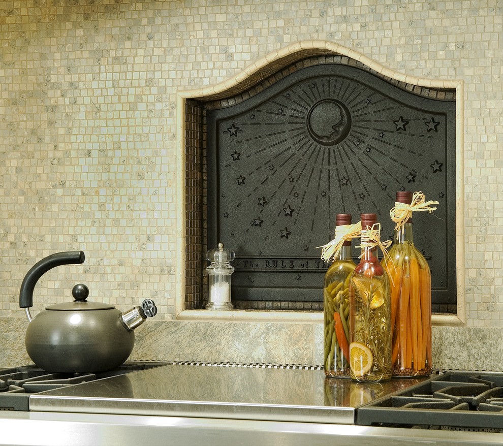 Immagine di una grande cucina classica con lavello stile country, ante con bugna sagomata, ante beige, top in marmo, paraspruzzi beige, paraspruzzi con piastrelle a mosaico, elettrodomestici da incasso, pavimento in cementine e pavimento grigio