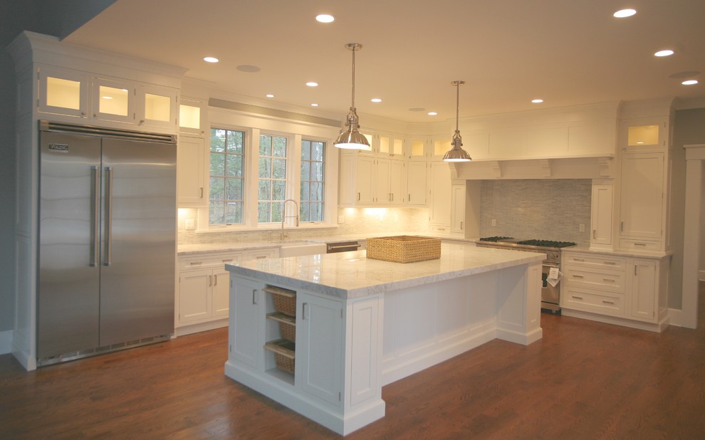 Bild på ett mycket stort eklektiskt l-kök, med en rustik diskho, vita skåp, marmorbänkskiva, rostfria vitvaror, mellanmörkt trägolv och en köksö