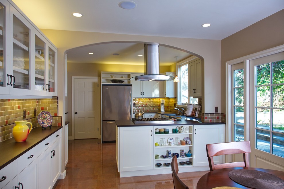 Geschlossene Moderne Küche in U-Form mit bunter Rückwand, Rückwand aus Keramikfliesen und Küchengeräten aus Edelstahl in San Francisco