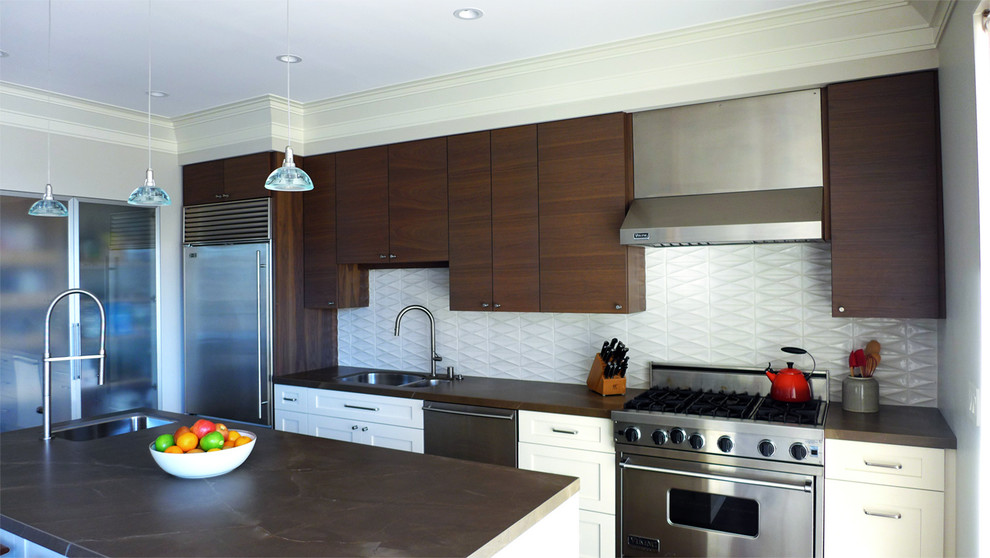 Exempel på ett mellanstort modernt linjärt kök med öppen planlösning, med en undermonterad diskho, släta luckor, skåp i ljust trä, bänkskiva i kvarts, beige stänkskydd, stänkskydd i keramik, rostfria vitvaror, mörkt trägolv, en köksö och brunt golv