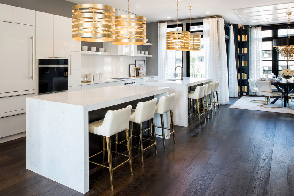 ワシントンD.C.にあるトランジショナルスタイルのおしゃれなキッチン (アンダーカウンターシンク、フラットパネル扉のキャビネット、白いキャビネット、白いキッチンパネル、パネルと同色の調理設備、濃色無垢フローリング、茶色い床) の写真