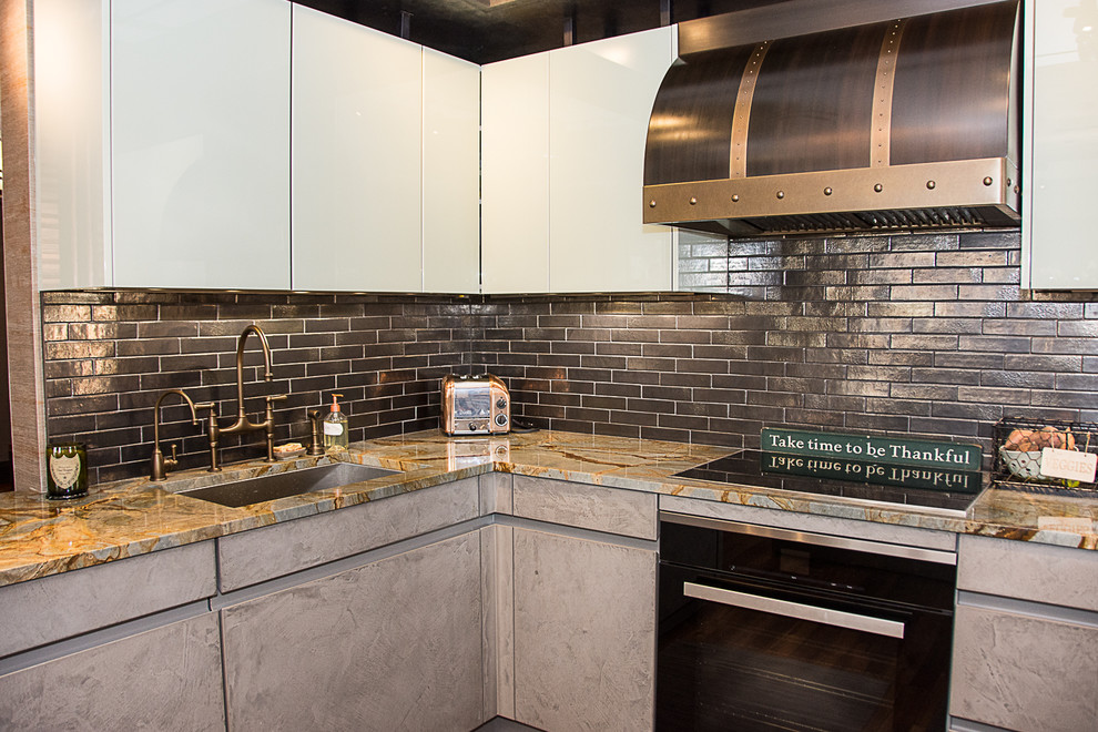 Inredning av ett rustikt mellanstort flerfärgad flerfärgat kök, med en undermonterad diskho, släta luckor, bruna skåp, granitbänkskiva, brunt stänkskydd, stänkskydd i stenkakel, mörkt trägolv, en halv köksö och brunt golv
