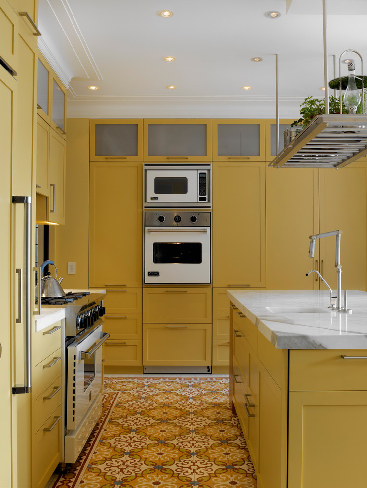 Aménagement d'une cuisine parallèle contemporaine avec des portes de placard jaunes, un électroménager blanc, un placard à porte shaker, un évier 1 bac et un sol multicolore.