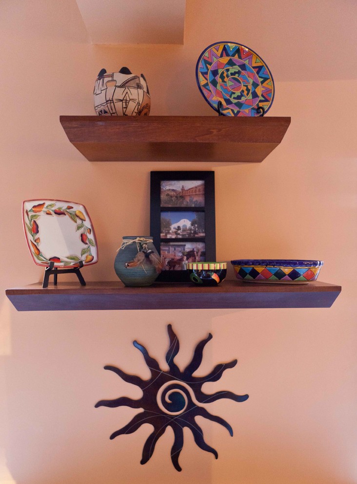 Bild på ett litet eklektiskt kök, med en undermonterad diskho, luckor med upphöjd panel, skåp i mellenmörkt trä, granitbänkskiva, beige stänkskydd, stänkskydd i keramik, rostfria vitvaror och klinkergolv i keramik