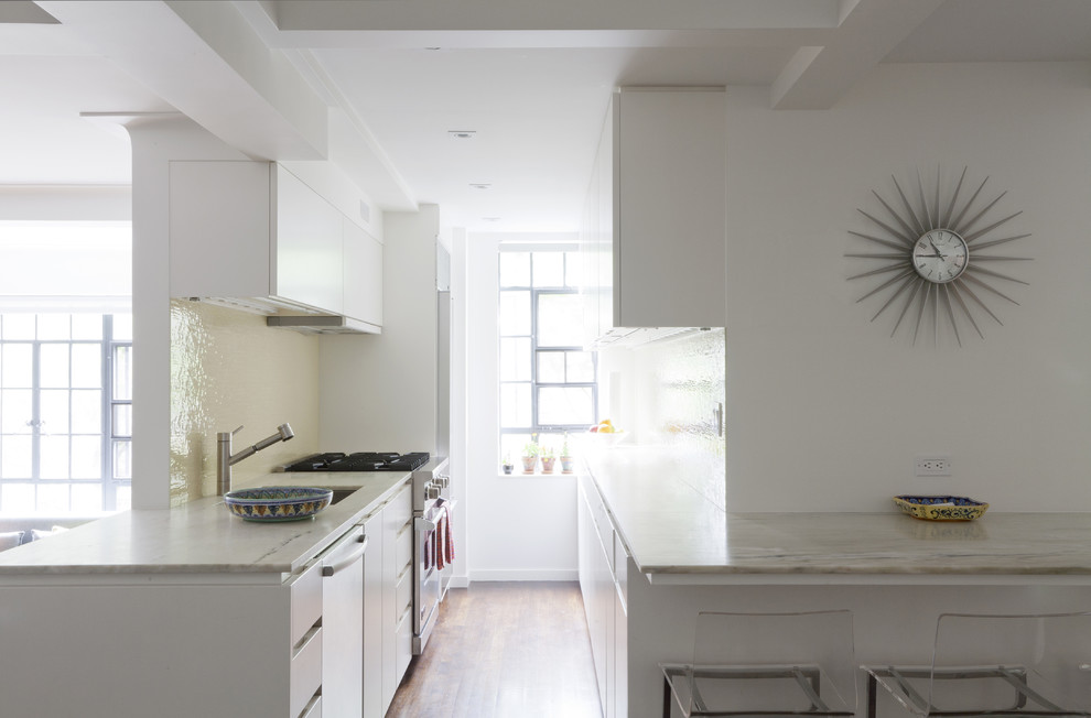 Zweizeilige Moderne Küche mit Unterbauwaschbecken, flächenbündigen Schrankfronten und Küchenrückwand in Beige in New York