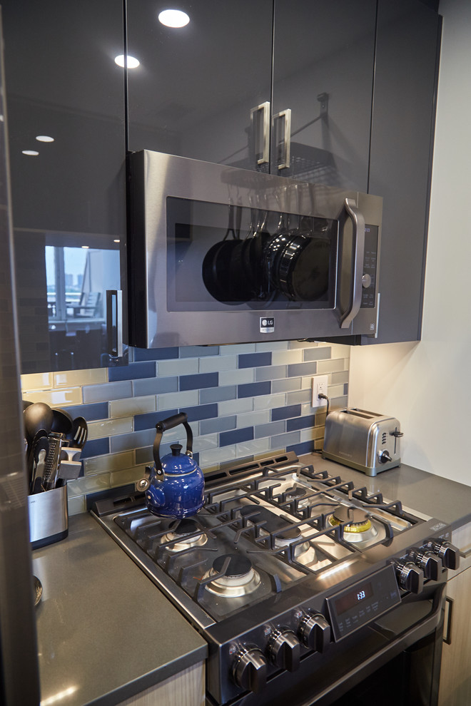 Imagen de cocina contemporánea pequeña con armarios con paneles lisos, salpicadero multicolor y salpicadero de azulejos de vidrio