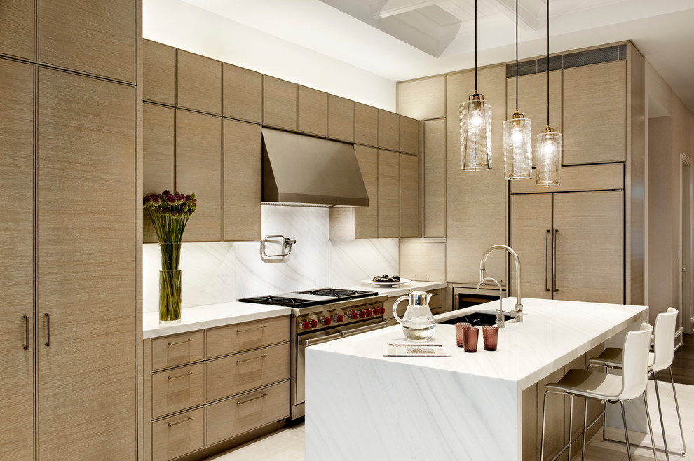 Immagine di una cucina minimal con lavello sottopiano, ante lisce, ante in legno scuro, paraspruzzi bianco e elettrodomestici in acciaio inossidabile