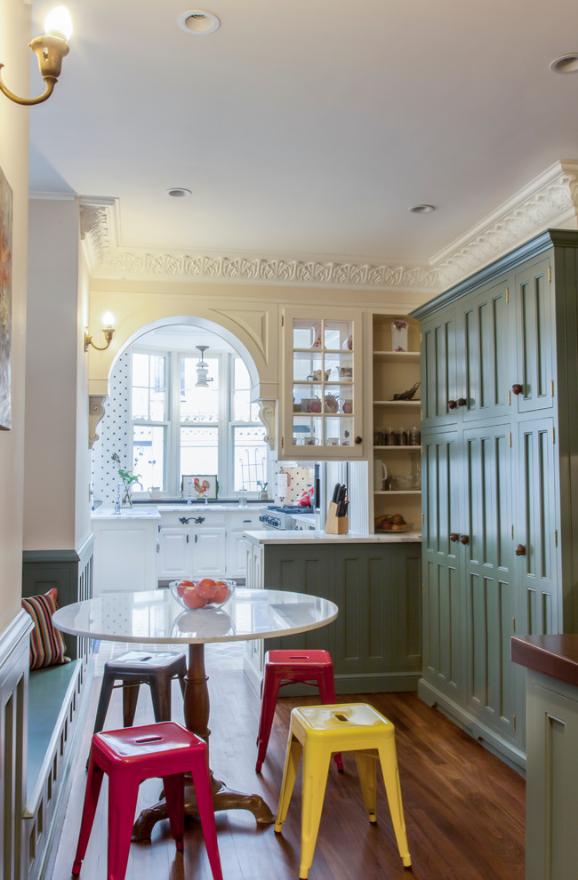 На фото: отдельная, п-образная кухня в классическом стиле с фасадами с утопленной филенкой и белыми фасадами с
