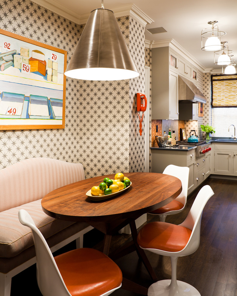 На фото: кухня в современном стиле с обеденным столом, фасадами в стиле шейкер, серыми фасадами и обоями на стенах с