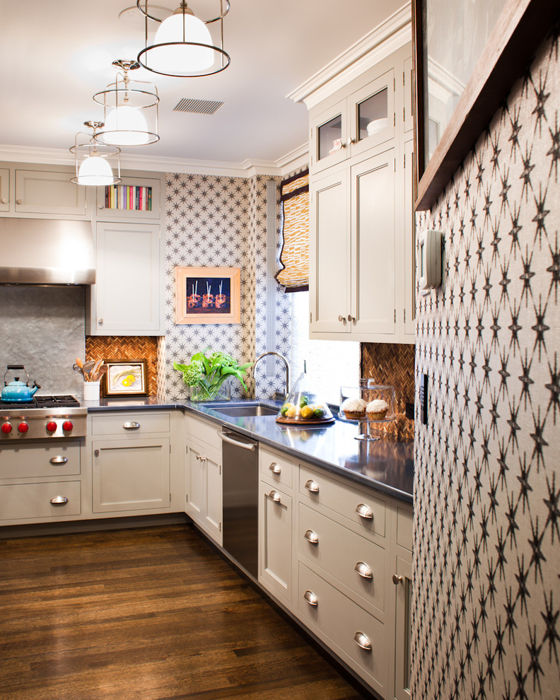 Moderne Wohnküche in L-Form mit Unterbauwaschbecken, Schrankfronten im Shaker-Stil, grauen Schränken, bunter Rückwand und Küchengeräten aus Edelstahl in New York