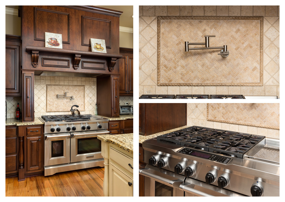 Bild på ett mellanstort amerikanskt kök, med en undermonterad diskho, luckor med upphöjd panel, skåp i mörkt trä, granitbänkskiva, beige stänkskydd, stänkskydd i stenkakel, rostfria vitvaror, mellanmörkt trägolv och en köksö