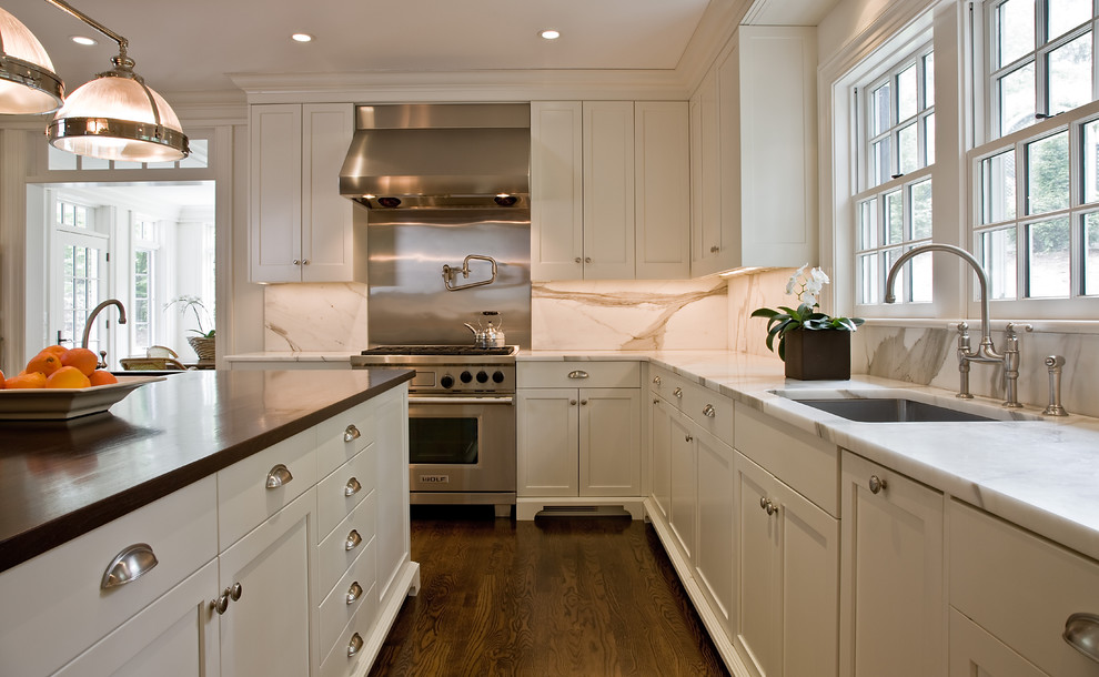 ボストンにあるトラディショナルスタイルのおしゃれなキッチン (シルバーの調理設備) の写真