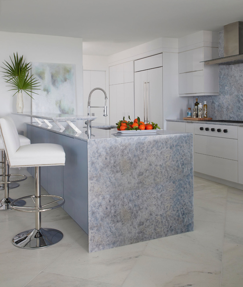 Foto på ett mellanstort funkis flerfärgad kök, med släta luckor, vita skåp, flerfärgad stänkskydd, integrerade vitvaror, marmorgolv, en undermonterad diskho, en halv köksö och vitt golv