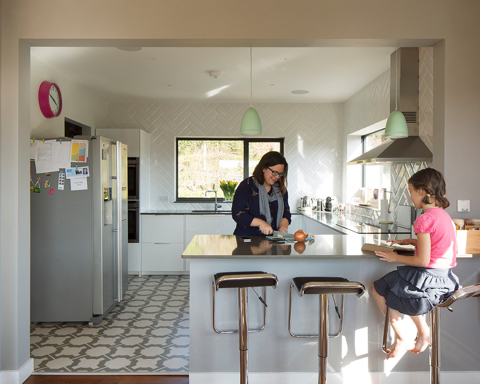 Foto de cocinas en U actual con península