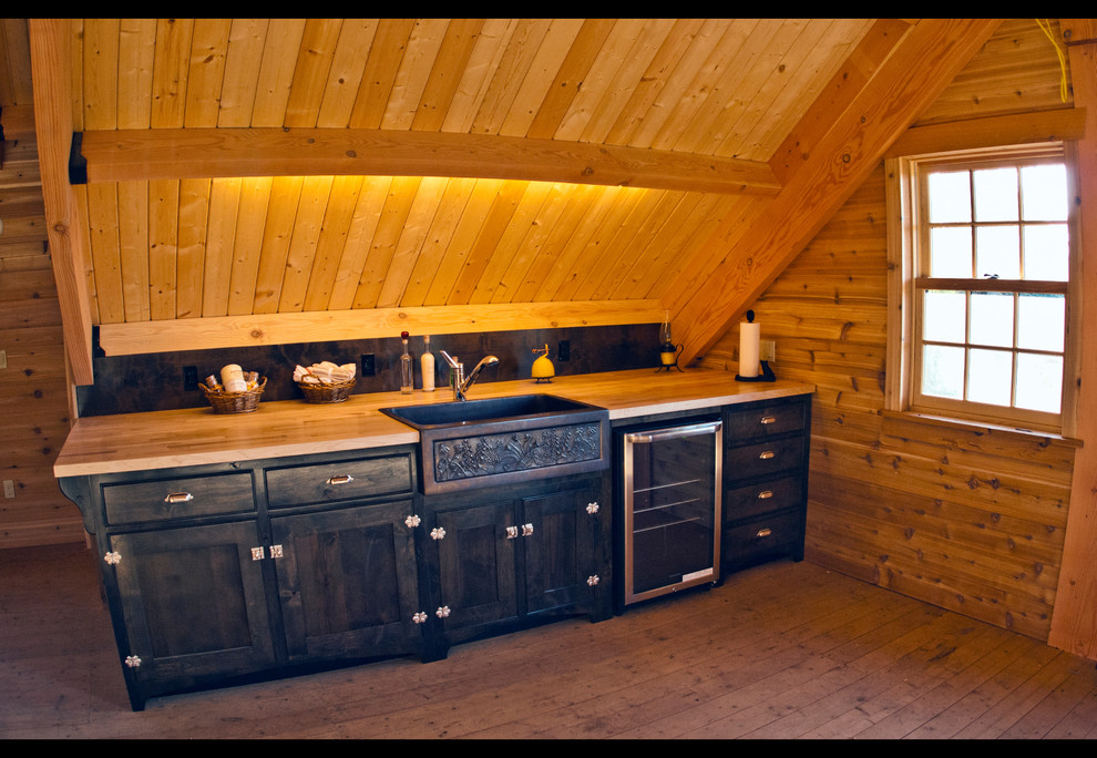 ポートランドにある高級な中くらいなカントリー風のおしゃれなキッチン (エプロンフロントシンク、木材カウンター、淡色無垢フローリング、アイランドなし、落し込みパネル扉のキャビネット、濃色木目調キャビネット、茶色いキッチンパネル、シルバーの調理設備) の写真