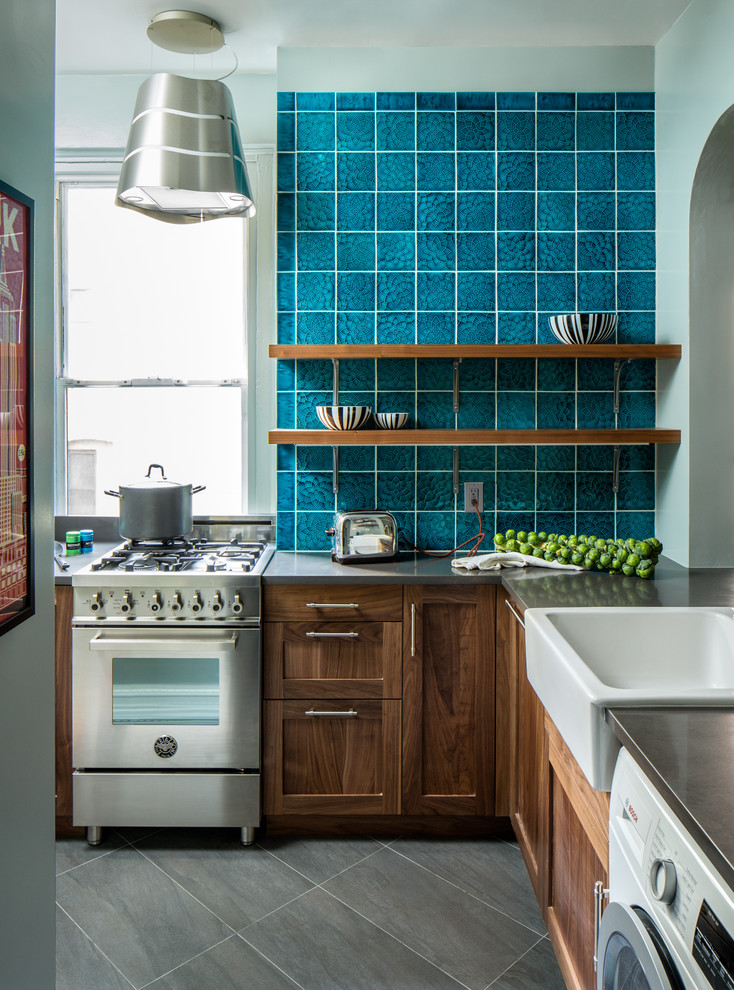 Bild på ett avskilt, mellanstort eklektiskt grå grått l-kök, med en rustik diskho, skåp i shakerstil, skåp i mörkt trä, bänkskiva i betong, blått stänkskydd, stänkskydd i keramik, rostfria vitvaror, betonggolv och grått golv