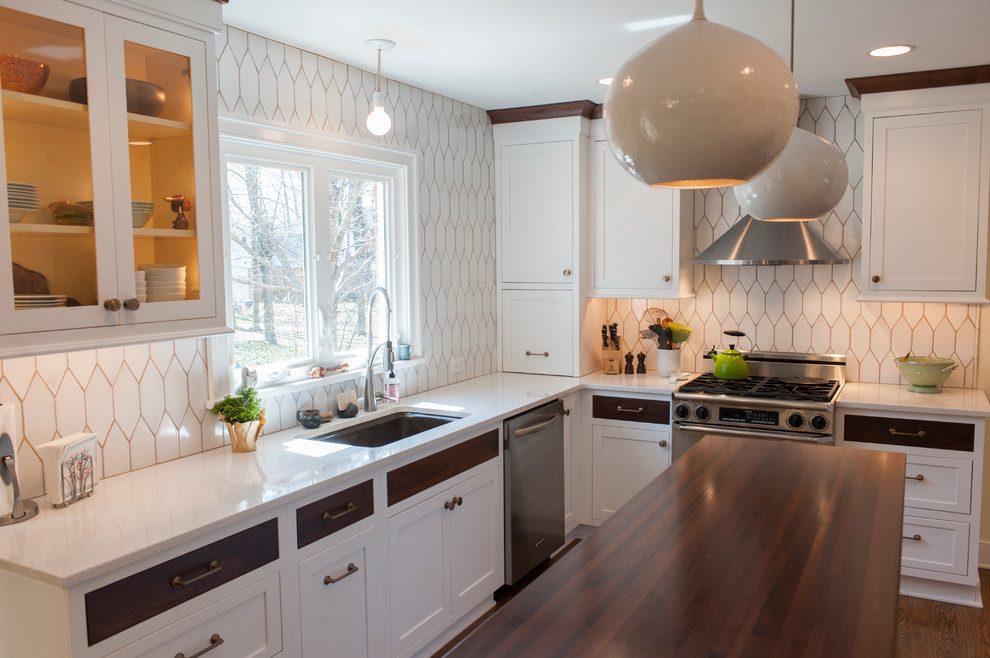 Exempel på ett modernt kök, med en undermonterad diskho, skåp i shakerstil, vita skåp, bänkskiva i kvarts, vitt stänkskydd, rostfria vitvaror, mellanmörkt trägolv, en köksö och brunt golv