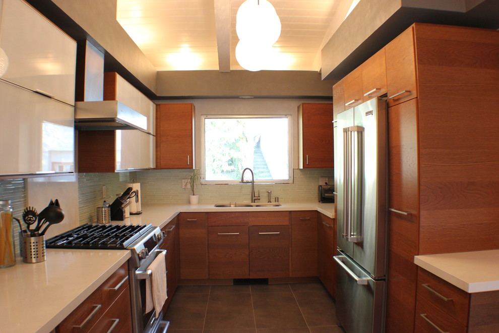 Foto di una cucina minimalista con lavello sottopiano, ante lisce e ante marroni