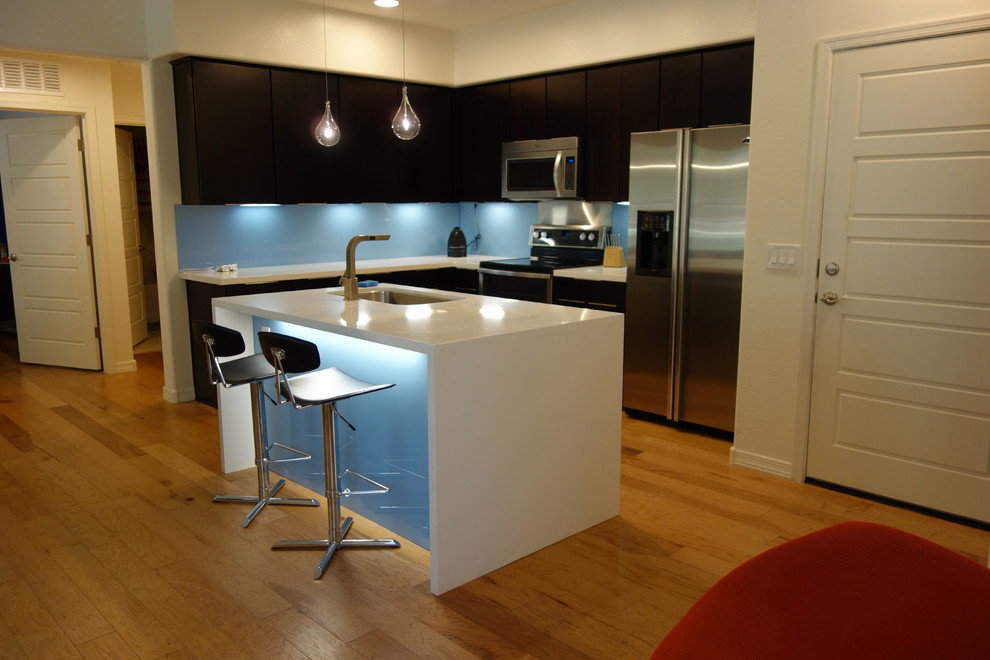 Immagine di una cucina a L minimalista di medie dimensioni