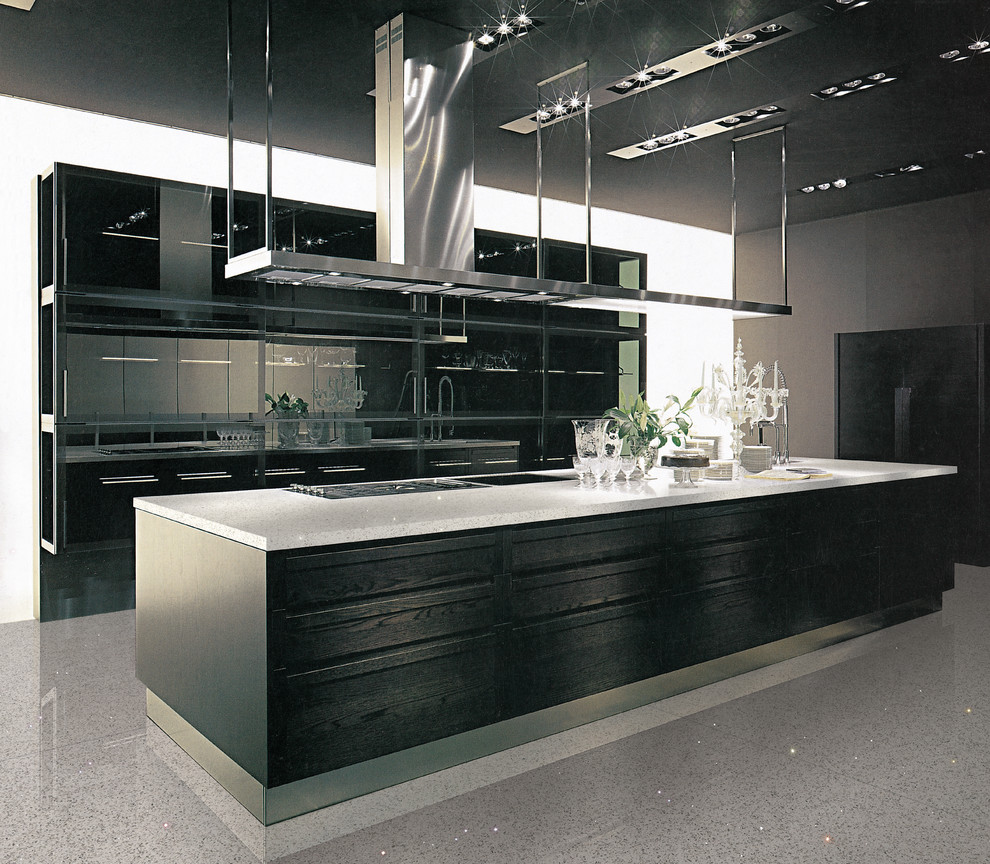 Idee per una cucina minimalista di medie dimensioni con ante lisce, ante nere, top in quarzite, elettrodomestici in acciaio inossidabile e pavimento in marmo