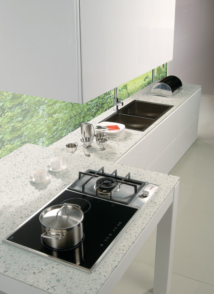 Immagine di una cucina moderna di medie dimensioni con lavello a doppia vasca, ante lisce, ante bianche, top in quarzo composito, paraspruzzi verde, elettrodomestici in acciaio inossidabile, pavimento in marmo e 2 o più isole