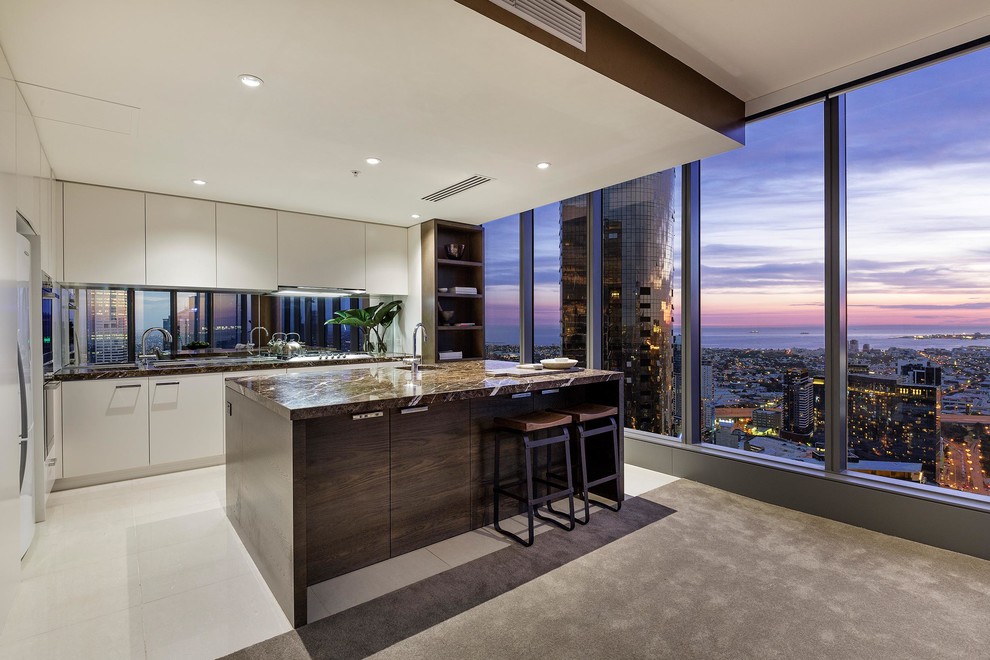 Mittelgroße Wohnküche mit flächenbündigen Schrankfronten, weißen Schränken, Marmor-Arbeitsplatte und Kücheninsel in Melbourne