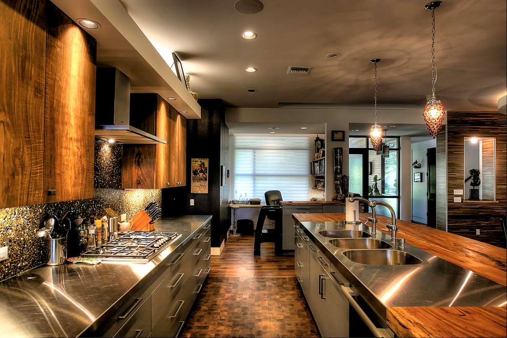 Exempel på ett stort eklektiskt kök, med en trippel diskho, släta luckor, skåp i mellenmörkt trä, träbänkskiva, flerfärgad stänkskydd, rostfria vitvaror och mellanmörkt trägolv
