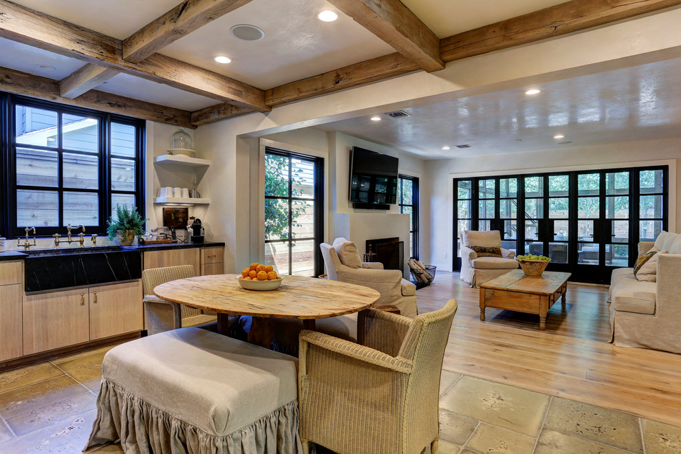 Offene, Große Shabby-Look Küche in L-Form mit Landhausspüle, hellen Holzschränken, Marmor-Arbeitsplatte, Küchenrückwand in Weiß und Betonboden in Houston