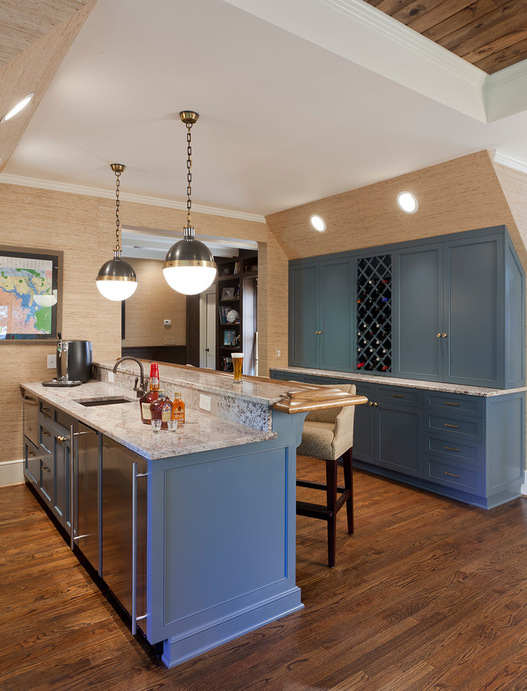 Klassische Küche mit Unterbauwaschbecken, Schrankfronten im Shaker-Stil, blauen Schränken und Tapete in Charlotte
