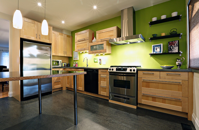 Inspiration för avskilda, mellanstora moderna l-kök, med en undermonterad diskho, luckor med infälld panel, skåp i ljust trä, bänkskiva i betong, grönt stänkskydd, rostfria vitvaror och linoleumgolv