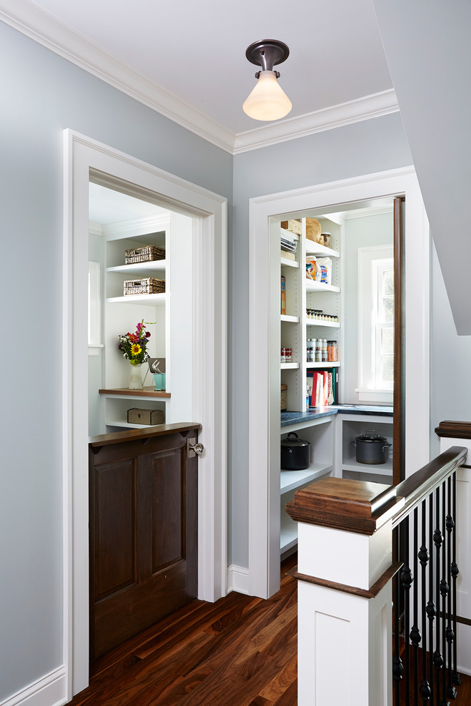 Foto de cocina clásica renovada pequeña con puertas de armario blancas, despensa, suelo de madera oscura, armarios abiertos y encimera de laminado